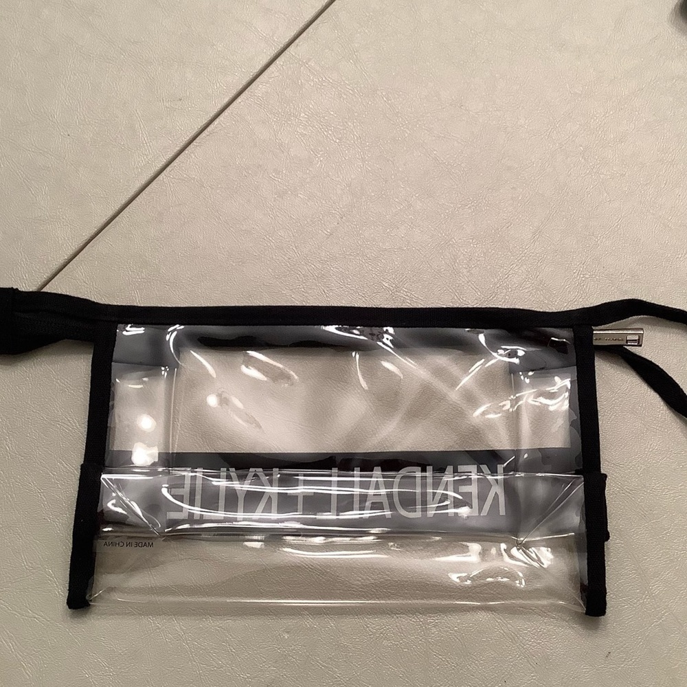NWOT GREAT KENDALL & KYLIE CLEAR MAKEUP BAG 9.5 x 5.5 x 2.5 - Picture 2 of 5